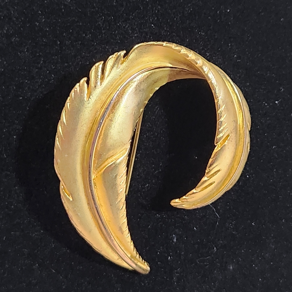 Tova Goldtone Curved Feather Brooch 1.5"x2" Corpcore Classic
